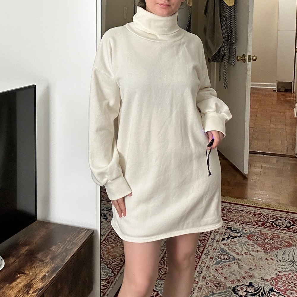 PrettyLittleThing Dress White Size 4 Perfect for Fall/Winter